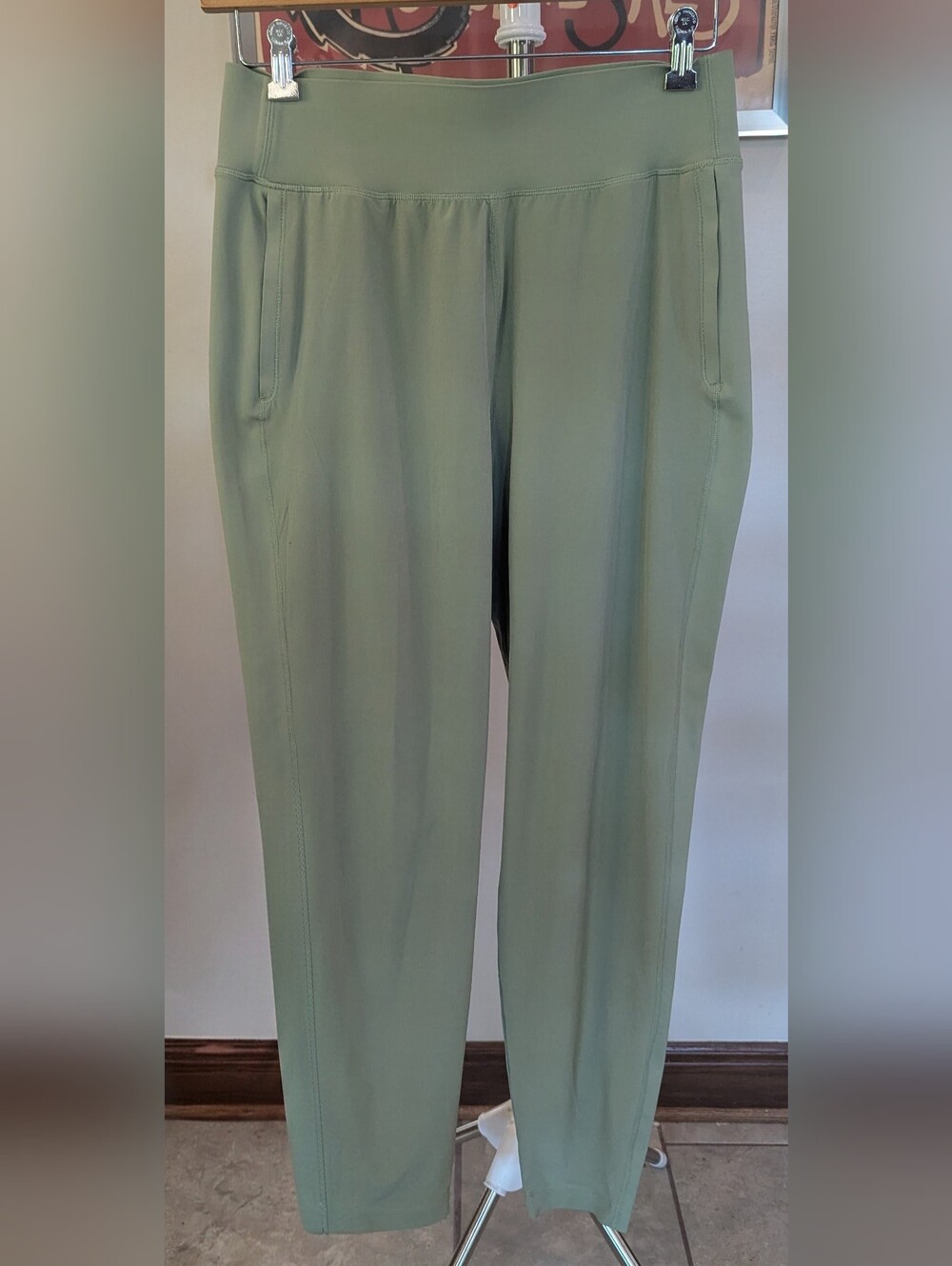 $25 Athleta Size Medium Tall M/T - Run With It Pants Sage Green Size EUC